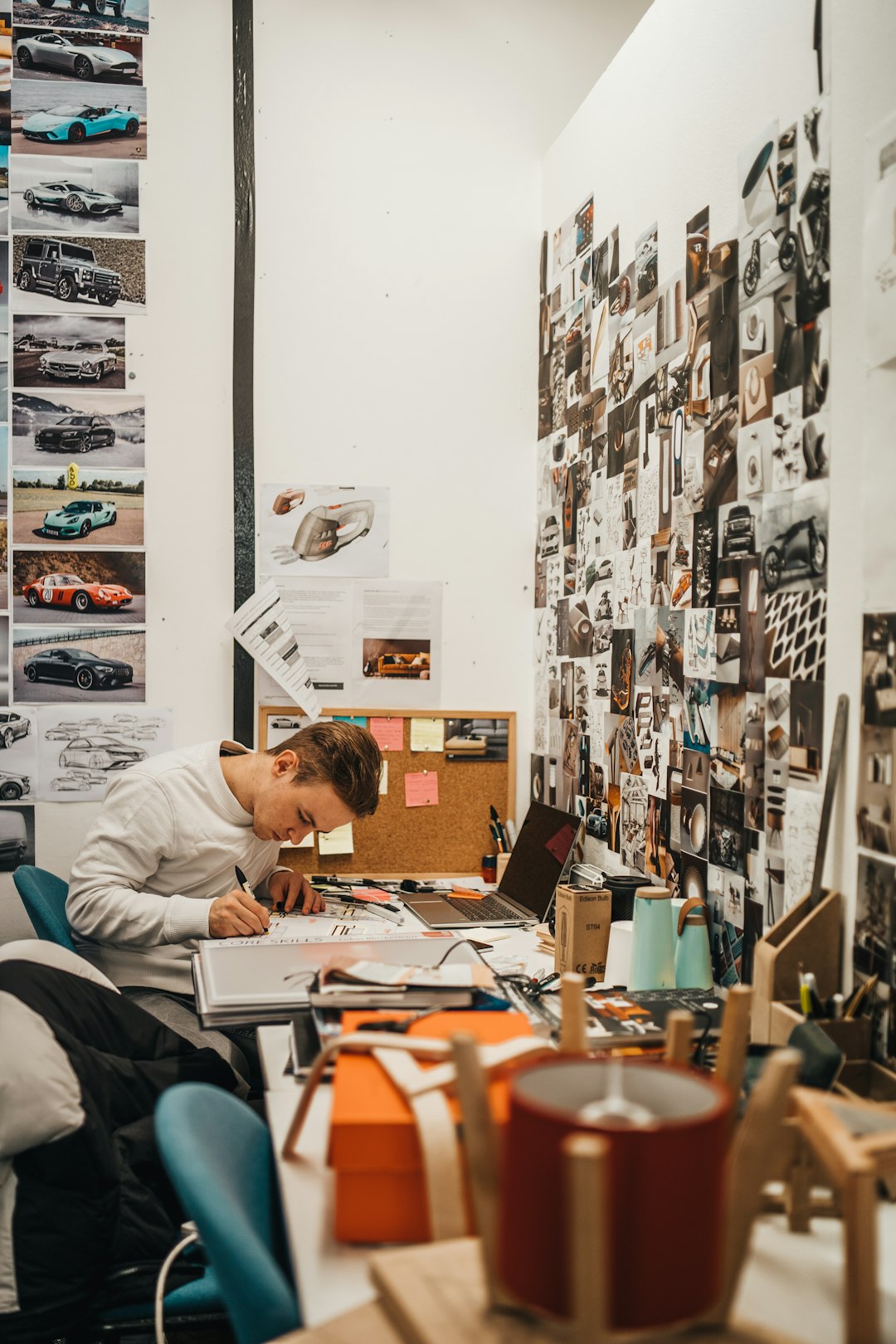 Une cheffe de projet de l'Atelier Saône travaille à un plan sur un établi en bois