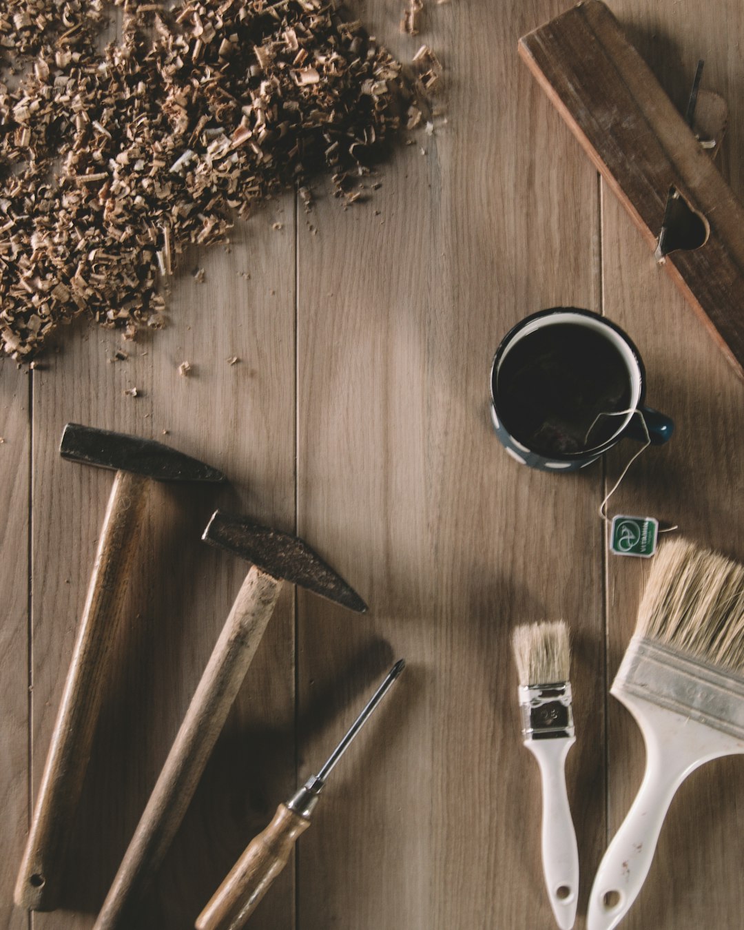 Charpentier au travail sur une structure bois, en noir et blanc