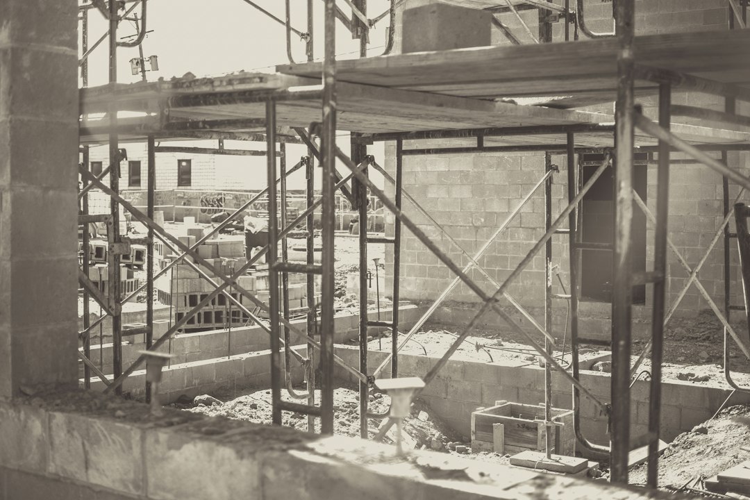 Chantier de maçonnerie en briques, vu de face, en noir et blanc