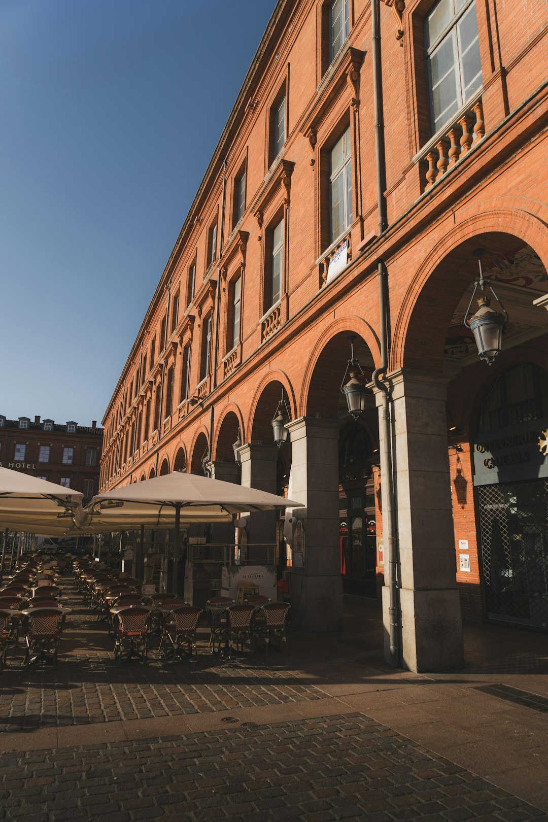 Façade en briques d’un immeuble toulousain, en noir et blanc