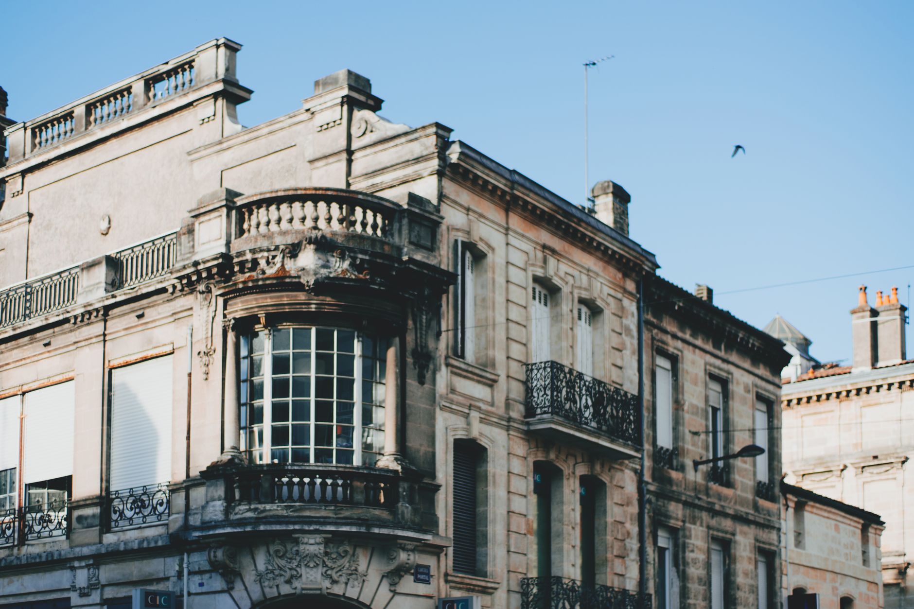 Façade en pierre d'une rue du centre de Nîmes