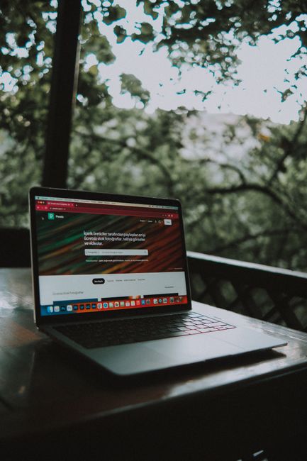 Ordinateur portable affichant le site d'une entreprise locale livrée à Nîmes