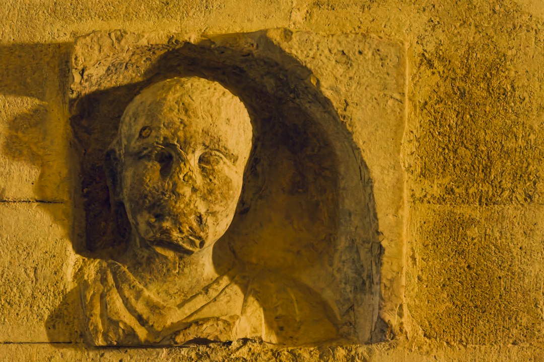 Mur de pierre calcaire éclairé par le soleil de fin de journée