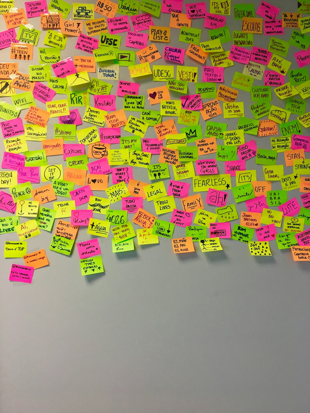 Mur de notes et papier calque pendant un atelier de co-construction dans le studio