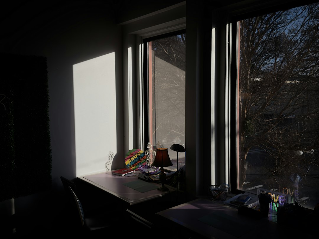 Bureau de l’atelier Grès au matin : tirages imprimés, maquettes annotées et papier calque posés sur la table