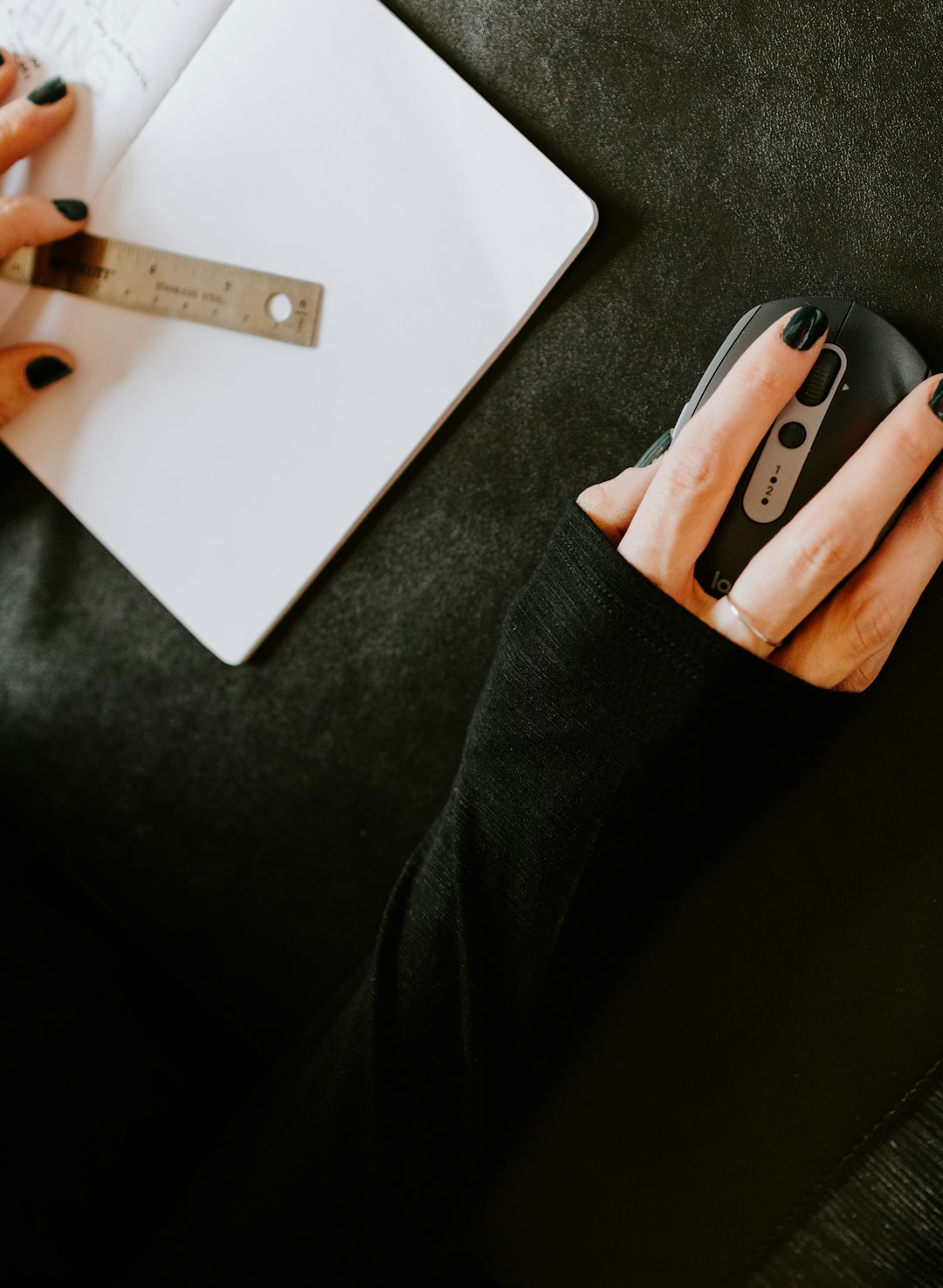 Mains au clavier devant un écran pendant la mise au point d'un site