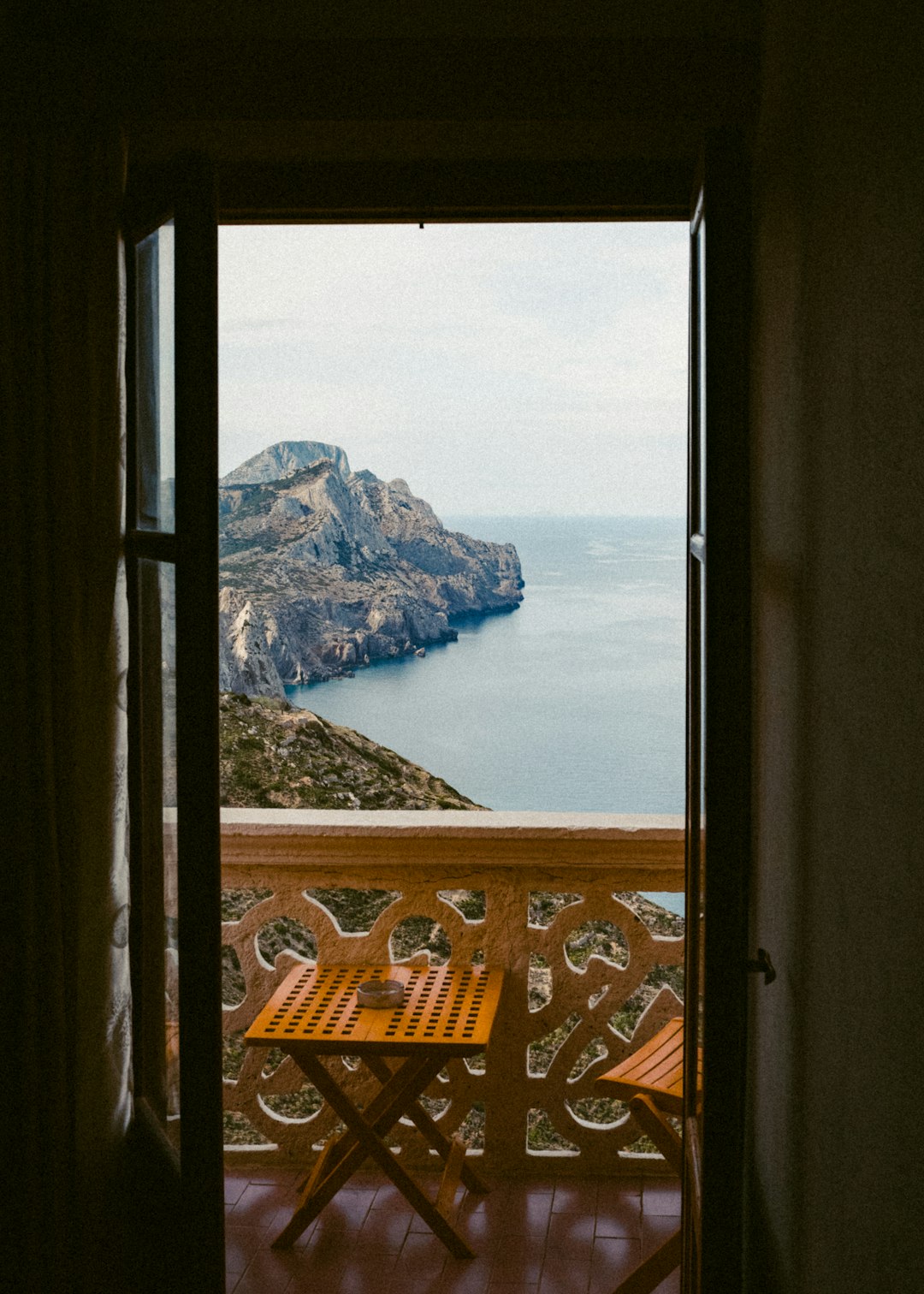 Séjour lumineux ouvrant sur une terrasse avec vue mer