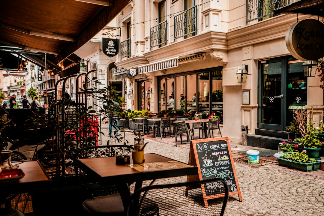 Rue commerçante du Vieux-Nice, terrasses et façades ocre