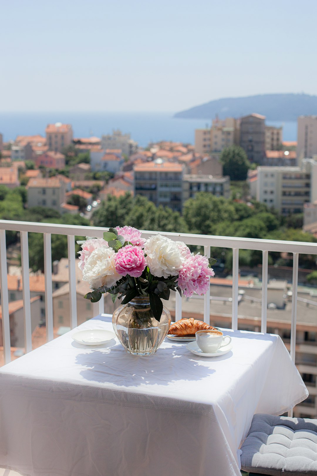 Terrasse d'un appartement avec vue dégagée sur la mer
